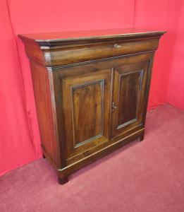 Hohes zweitüriges Sideboard